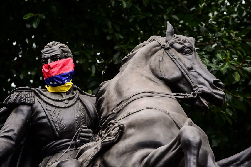 Vista de la estatua del libertador venezolano Simón Bolívar con una bandera venezolana como máscara en Caracas, el 5 de agosto de 2017.&nbsp;
