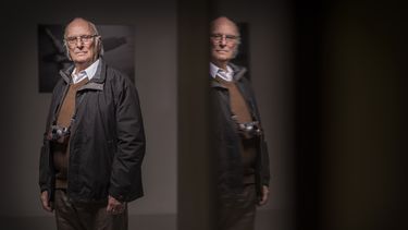 En esta foto de archivo tomada el 21 de marzo de 2016, el cineasta y fotógrafo español Carlos Saura posa en la Galería Anne-Dominique Toussaint en París.