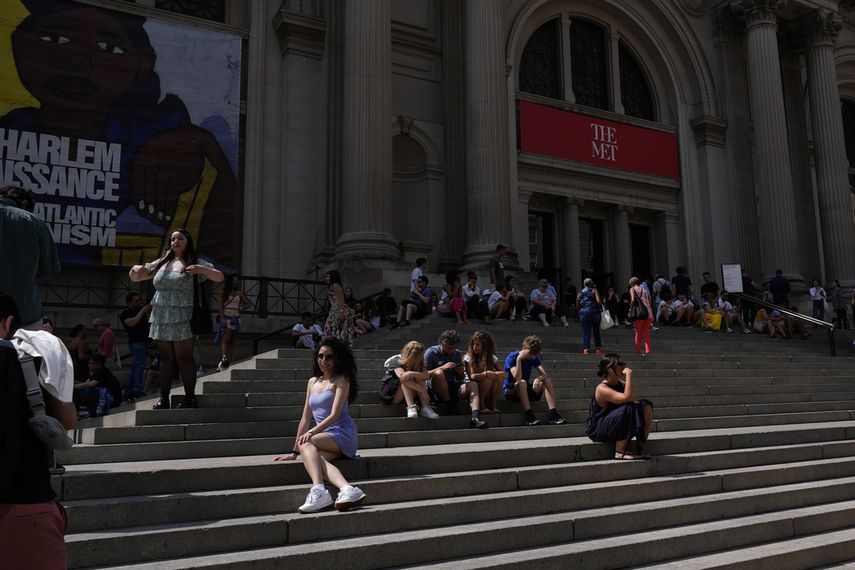 La gente posa para fotos y se sienta afuera del Museo Metropolitano de Arte en Nueva York, el martes 2 de julio de 2024.