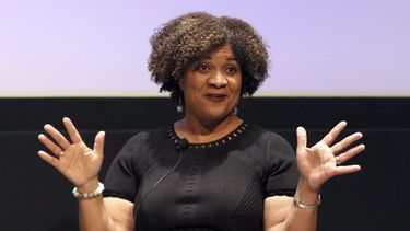 Fatima Goss Graves hablando en un foro sobre acoso sexual en Beverly Hill, California, el 8 de diciembre del 2017. Goss Graves, presidenta del Fondo de Defensa Legal Times Up, dijo que mientras no haya castigo para los acosadores, el sitio de trabajo no será seguro.&nbsp;