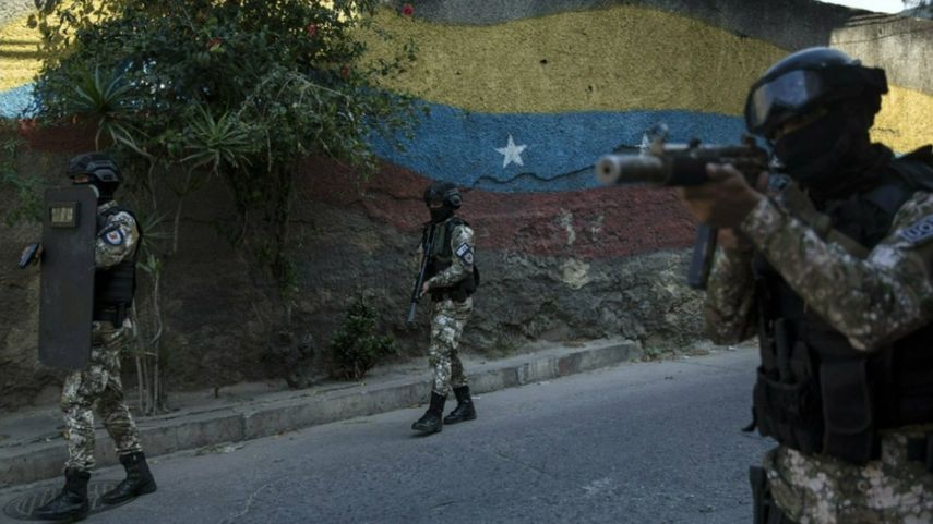 Miembros de la Fuerza de Acción de la Policía Nacional, FAES, unidad de comando de élite creada para por el régimen de Nicolás Maduro, patrullan el vecindario Antimano de Caracas, Venezuela, el martes 29 de enero de 2019.&nbsp;