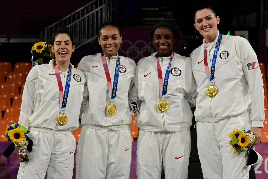 En primer lugar (desde la izquierda) Kelsey Plum las estadounidenses Jacquelyn Young, Stefanie Dolson y Allisha Grayc celebran en el podio con su medalla de oro durante la ceremonia de entrega de baloncesto femenino 3x3