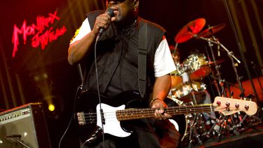 En esta foto de archivo tomada el 12 de julio de 2009: el bajista Robert Shakespeare del grupo de reggae jamaicano Sly and Robbie actúa en el escenario de Miles Davis durante un concierto con Bitty McLean en la 43a edición del Festival de Jazz de Montreux en Montreux, Suiza.&nbsp; &nbsp;