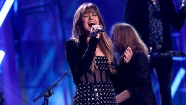 Kelly Clarkson se presenta durante la Ceremonia de Inducción al Salón de la Fama del Rock & Roll 2024, transmitida por Disney+ en el Rocket Mortgage Fieldhouse el 19 de octubre de 2024 en Cleveland, Ohio.