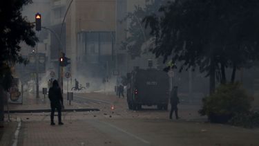 Un vehículo policial antidisturbios conduce después de sacar a los manifestantes de la calle durante los enfrentamientos en Bogotá, Colombia, el miércoles 5 de mayo de 2021.&nbsp;