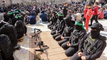 Militantes terroristas de las Brigadas Ezzedine al-Qassam, brazo armado de Hamás, asisten al funeral de dos combatientes en la ciudad de Gaza el 24 de enero de 2025.