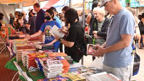 El público acude a la feria callejera en la edición 38 de la Miami Book Fair. El gobierno condal declaró noviembre como el Mes del Libro de Miami.