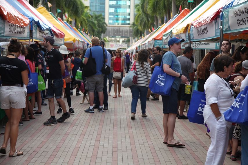 Cientos de residentes y visitantes de Miami acuden este fin de semana a la #MiamiBookFair2017.