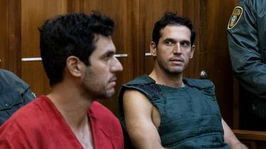 Alon Alexander, de 37 años (derecha), y su hermano gemelo, Oren (izquierda), asisten a su audiencia de fianza en el Edificio de Justicia Richard E. Gerstein el 13 de diciembre de 2024 en Miami, Florida.