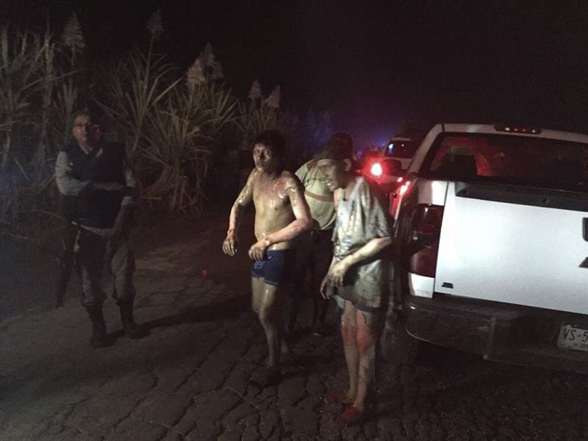 Personal de Cruz Roja atienden a por lo menos 30 personas que resultaron heridas a causa de la explosión en un ducto de combustible en el municipio de Cárdenas, sudoriental estado mexicano deTabasco (EFE)
