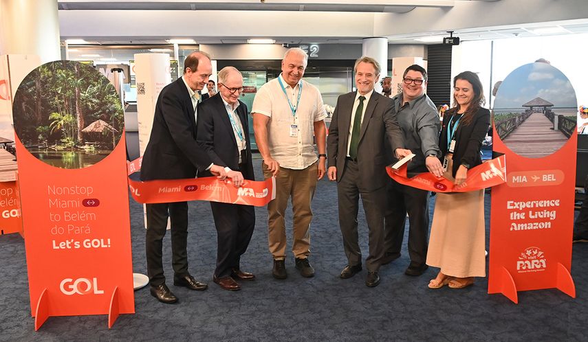 De izquierda a derecha: Marcos Tognato, especialista en Relaciones Institucionales de GOL; Ken Pyatt, subdirector de MIA; Eduardo Costa, secretario de Turismo de Pará; el embajador André Odenbreit Carvalho, cónsul general de Brasil en Miami; Zelmar Bonilla, gerente de estación de GOL; y Fabiola Wholers Castanheira, gerente comercial de GOL, cortaron la cinta inaugural de la nueva ruta Miami-Belém.