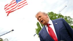El presidente Donald Trump ofrece declaraciones a la prensa en la Casa Blanca.