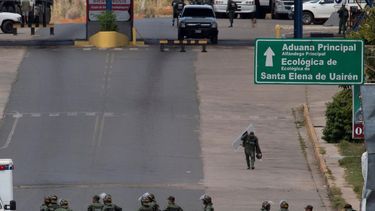 Miembros de la Guardia Nacional Bolivariana (GNB, policía militarizada) de Venezuela montaron guardia el pasado sábado 23 de febrero en el paso fronterizo ubicado en la localidad de Pacaraima, en el límite fronterizo entre Brasil y Venezuela, cerrado desde el jueves por orden del régimen de Nicolás Maduro.&nbsp;