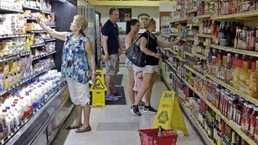 Compradores en un supermercado en La Pequeña Habana, en Miami.
