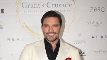 El comunicador y actor Julián Gil asiste a una gala benéfica.
