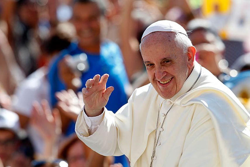 El papa Francisco saluda a los feligreses a su llegada a la Plaza de San Pedro para su audiencia general semanal. (Foto AP/Riccardo De Luca)