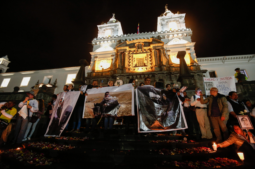 Amigos y colegas del equipo periodístico secuestrado y posteriormente asesinado en la frontera con Colombia participan en una marcha el 19 de abril del 2018, por las calles de Quito, Ecuador.