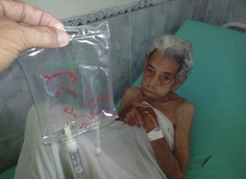 Una de las fotos del Pastor Morejón muestra a una de las ancianas que permanece en el Hospital Covadonga. (Twitter)