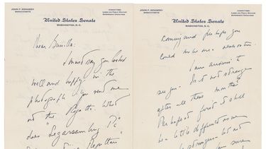 Una carta de amor que John F. Kennedy le escribió a una amante sueca unos años después de casarse con Jacqueline Bouvier, según la casa de subasta con sede en Boston RR Auction. Las cartas serán subastadas.&nbsp;