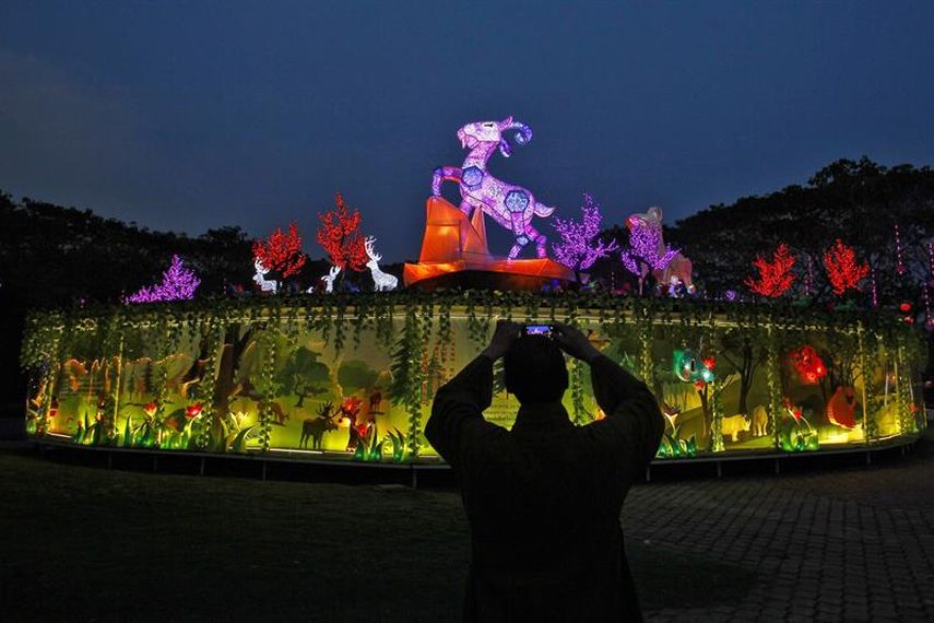 Adorno de luces en Hong Kong, alegórico al año de la cabra. (AP)