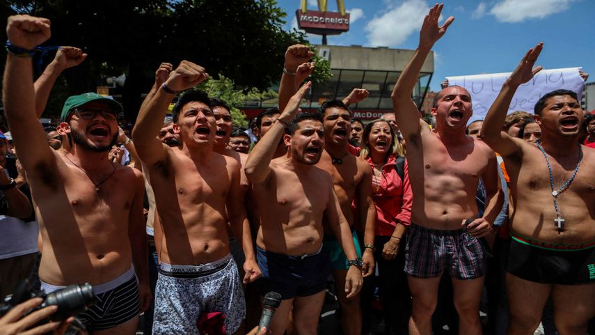 Manifestantes gritan consignas en una manifestación de apoyo al diputado Juan Requesens, en Caracas.&nbsp;