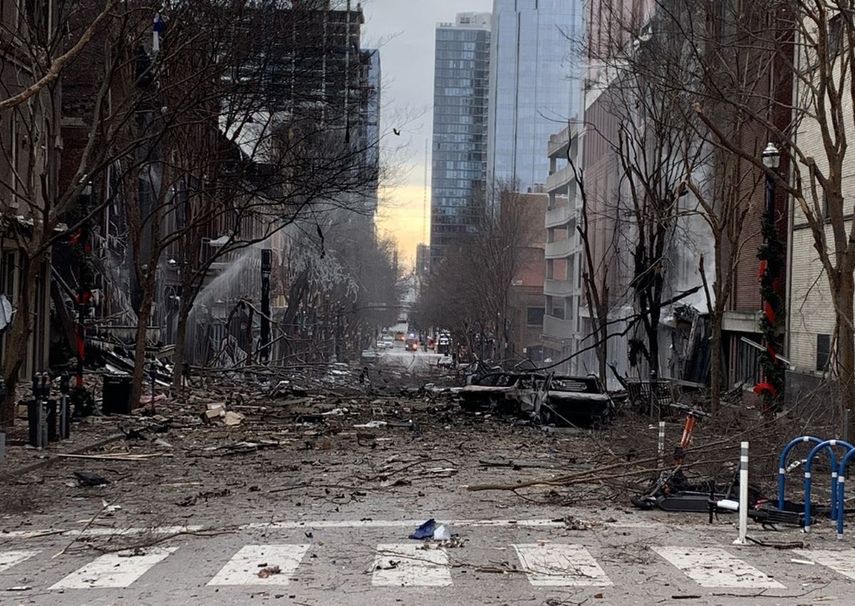 En esta foto de la página de Twitter del Departamento de Bomberos de Nashville, se ven los daños causado por la explosión en una calle en Nashville, Tennessee, el 25 de diciembre de 2020.