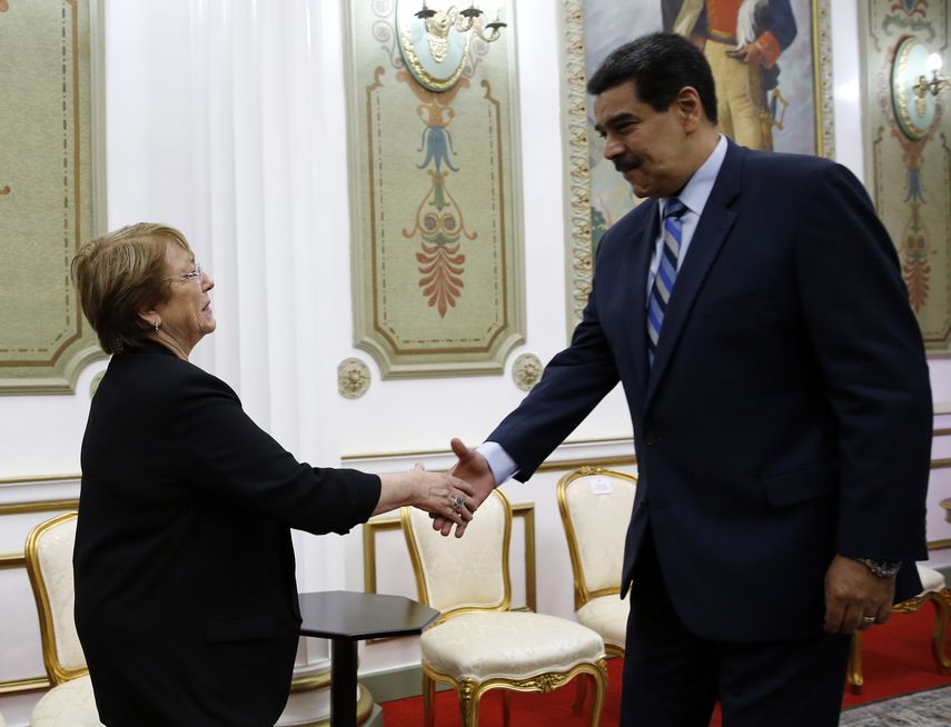 Michelle Bachelet, izquierda, alta comisionada de las Naciones Unidas para los Derechos Humanos, saluda al presidente venezolano Nicolás Maduro en el Palacio Presidencial de Miraflores, en Caracas.