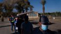 Jornaleros agrícolas hispanos hacen fila para recibir la vacuna de Pfizer-BioNTech contra el COVID-19 el jueves 21 de enero de 2021, en Mecca, California. Jornaleros agrícolas hispanos hacen fila para recibir la vacuna de Pfizer-BioNTech contra el COVID-19 el jueves 21 de enero de 2021, en Mecca, California.