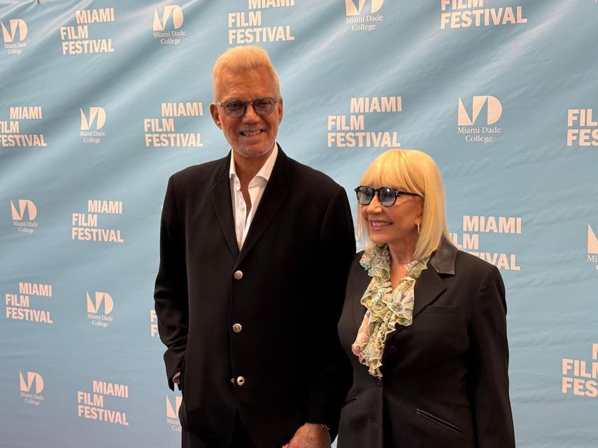Willy Chirino y su esposa, Lissette Álvarez.&nbsp;