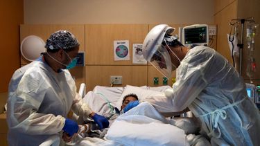 Médicos atienden a un enfermo de coronavirus en un hospital de Los Ángeles el 19 de noviembre del 2020. 