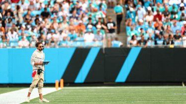 El entrenador en jefe Mike McDaniel, de los Dolphins de Miami, observa el tercer cuarto del partido contra los Panthers de Carolina en el Bank of America Stadium, el 5 de octubre de 2025 en Charlotte, Carolina del Norte. 