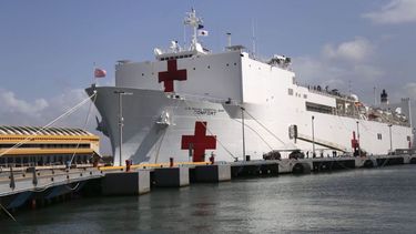 El buque USNS Comfort de EEUU, es visto en Puerto Rico, a donde llegó para atender la emergencia tras el paso del huracán María.&nbsp;