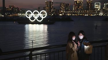 Dos mujeres se hacen una foto con los anillos ol&iacute;mpicos de fondo, en la zona de Odaiba, en Tokio, el jueves 12 de marzo de 2020. (AP /Jae C. Hong