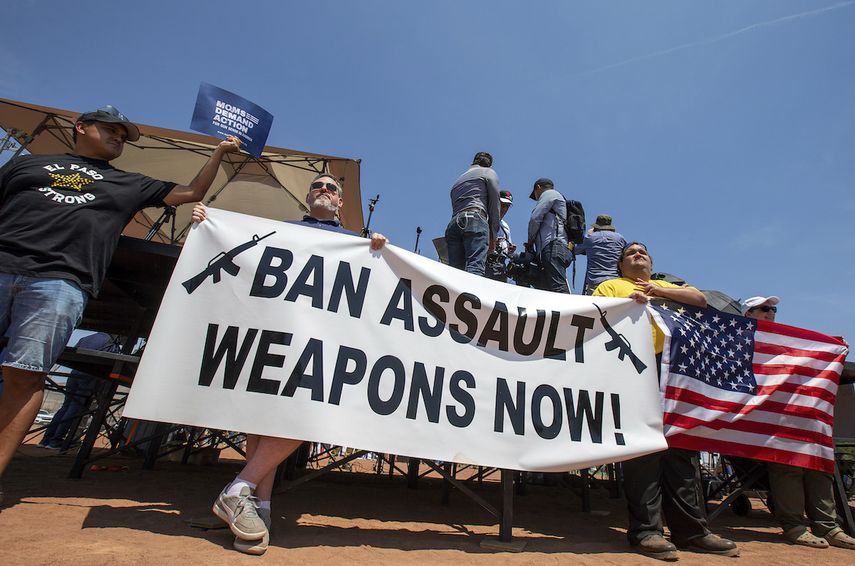 Manifestantes sostienen un letrero para protestar contra la visita del presidente Donald Trump a la localidad fronteriza de El Paso, Texas, el miércoles 7 de agosto de 2019.&nbsp;&nbsp;