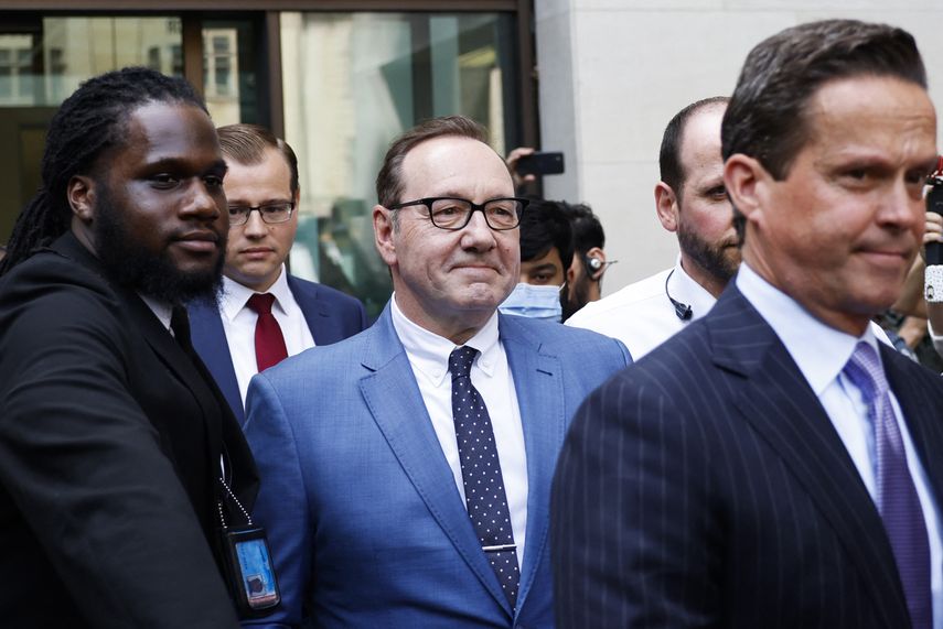 El actor estadounidense Kevin Spacey abandona la Corte de Magistrados de Westminster, en Londres, después de asistir a la apertura de su juicio el 16 de junio de 2022 para enfrentar cargos de cuatro cargos de agresión sexual.