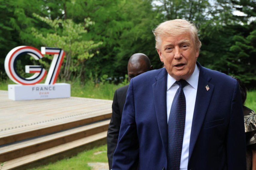 El presidente Donald Trump llega para asistir a un interludio musical antes de una cena de gala como parte de la cumbre del G7, en Evian, al este de Francia, el 16 de junio de 2026.