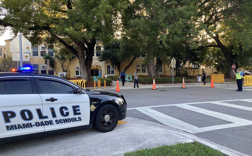 Vista parcial del cruce de calle frante&nbsp; a una esceula en Miami-Dade.