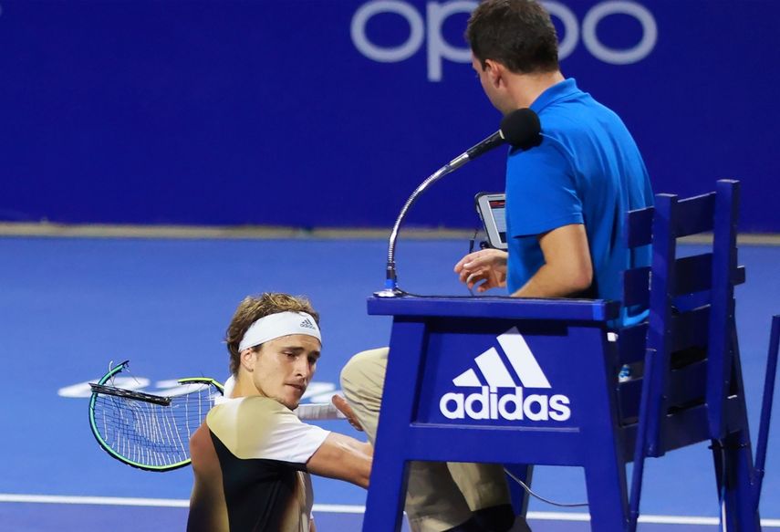 En esta foto difundida por MexTenis el martes 22 de febrero de 2022, el alemán Alexander Zverev propina raquetazos contra la silla del juez, momentos después de perder un partido de dobles en el Abierto Mexicano de Tenis. El jueves 24 de febrero del 2022, la ATP castiga al tenista alemán, que tendrá que pagar una multa de 40.000 dólares, se quedará sin el dinero del premio y perderá los puntos conseguidos en el torneo.