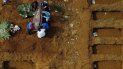 Vista aérea de un entierro en el cementerio de Vila Formosa durante la pandemia del coronavirus COVID-19, en Sao Paulo, Brasil Vista aérea de un entierro en el cementerio de Vila Formosa durante la pandemia del coronavirus COVID-19, en Sao Paulo, Brasil