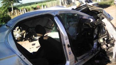 El auto de turismo involucrado en el accidente ocurrido este jueves 4 de octubre en el centro de Cuba quedó totalmente destruido.