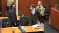 En esta imagen tomada de un video, el ex agente de policía de Minneapolis Derek Chauvin, es puesto bajo custodia ante la mirada de su abogado, Eric Nelson, después de leerse el veredicto en el juicio contra Chauvin por la muerte de George Floyd en 2020, el martes 20 de abril de 2021, en Minneapolis, Minnesota. En esta imagen tomada de un video, el ex agente de policía de Minneapolis Derek Chauvin, es puesto bajo custodia ante la mirada de su abogado, Eric Nelson, después de leerse el veredicto en el juicio contra Chauvin por la muerte de George Floyd en 2020, el martes 20 de abril de 2021, en Minneapolis, Minnesota.