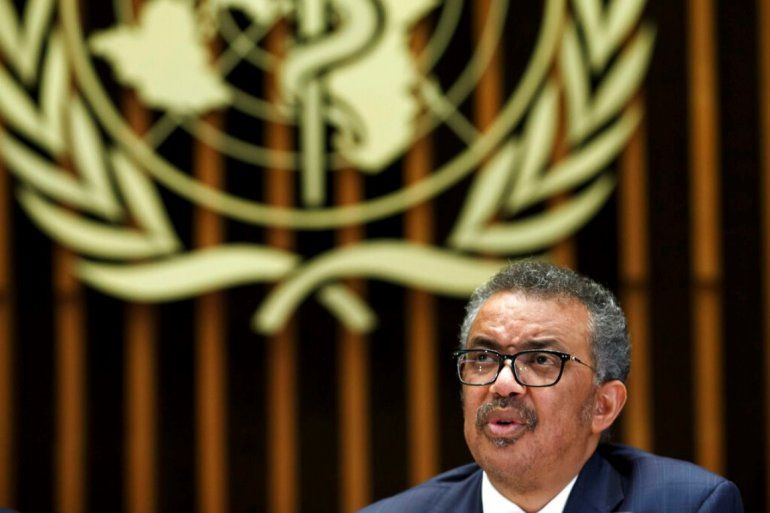 Tedros Adhanom Ghebreyesus, director general de la Organización Mundial de la Salud (OMS), ofrece una declaración a reporteros sobre la respuesta al brote de coronavirus COVID-19, en la sede de la OMS, en Ginebra, Suiza.