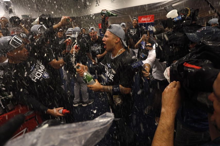 Los Yankees de Nueva York festejan en el cubhouse luego de eliminar a los Mellizos de Minnesota en el tercer juego de la Serie Divisional de la Liga Americana, el martes 8 de octubre de 2019&nbsp;