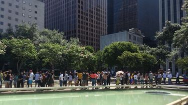 Un grupo de venezolanos hace fila durante un evento electoral en Houston, Texas, en julio de 2017.