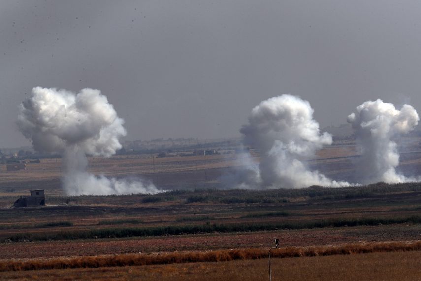 En esta imagen tomada desde el lado turco de la frontera entre Turqu&iacute;a y Siria en Akcakale, en la provincia de Sanliurfa, humaredas en Siria provocadas por bombardeos de fuerzas turcas, el jueves 10 de octubre de 2019.&nbsp;
