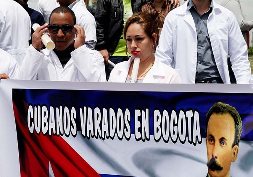 Decenas de médicos cubanos protestan en la Plaza de Banderas al sur de Bogotá. (EFE)