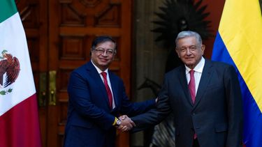 El presidente de México, Andrés Manuel López Obrador, a la derecha, y el presidente de Colombia, Gustavo Petro, se dan la mano durante una ceremonia de bienvenida en el Palacio Nacional de la Ciudad de México.