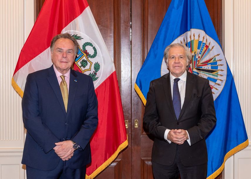 El enviado de Perú a la OEA Harold Forsyth el 11AGO21 junto a Luis Almagro.&nbsp;