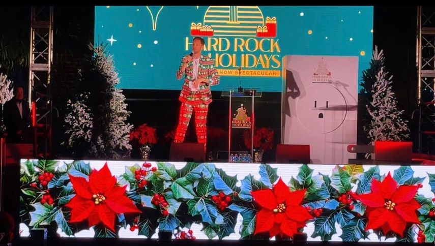 El presentador da la bienvenida al público y anuncia el inicio del programa.