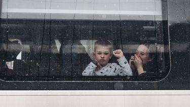 Un niño observa desde uno de los trenes de evacuación que salen de la estación de tren de Kiev, a 1 de marzo de 2022, en Kiev (Ucrania).&nbsp; 